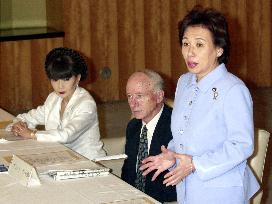 Tanaka meets advisory panel members on foreign policy